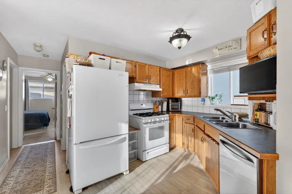 139 Castledale Way NE Calgary AB T3J 2A4
