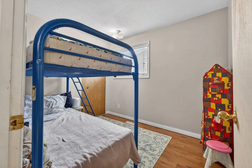 139 Castledale Way NE Calgary AB T3J 2A4