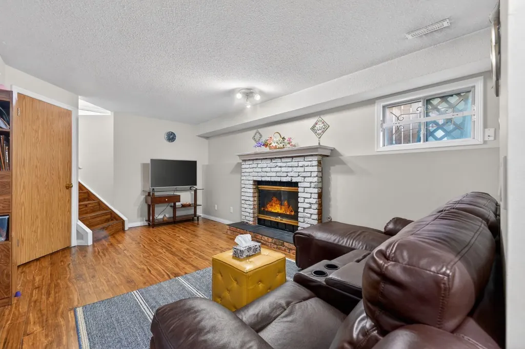 139 Castledale Way NE Calgary AB T3J 2A4