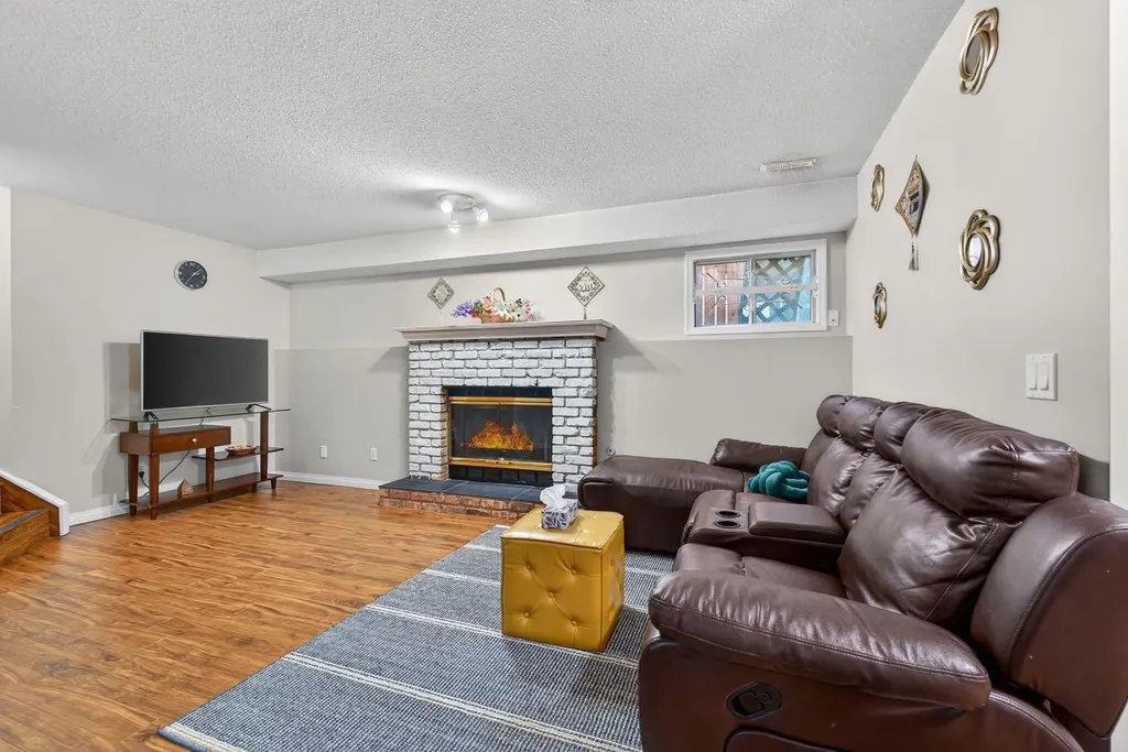 139 Castledale Way NE Calgary AB T3J 2A4