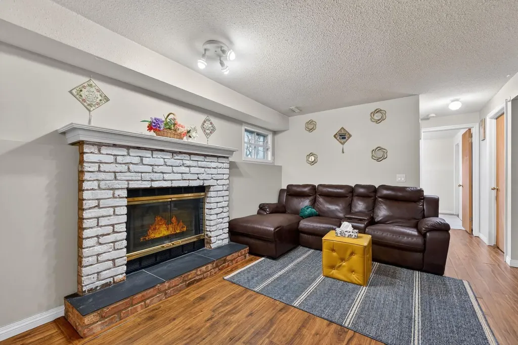 139 Castledale Way NE Calgary AB T3J 2A4