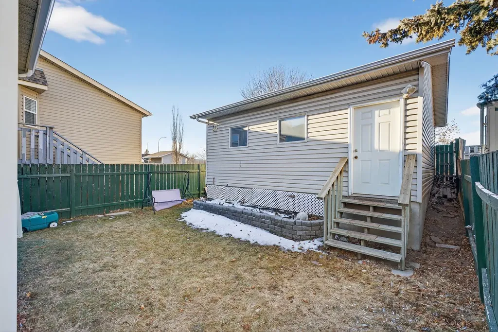 139 Castledale Way NE Calgary AB T3J 2A4