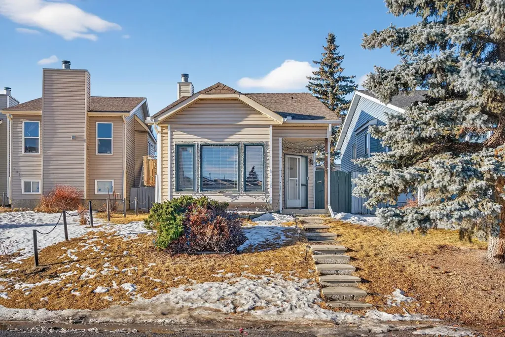 139 Castledale Way NE Calgary AB T3J 2A4