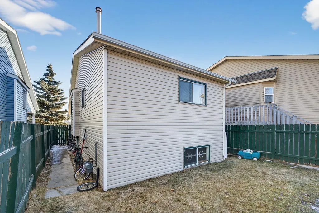 139 Castledale Way NE Calgary AB T3J 2A4