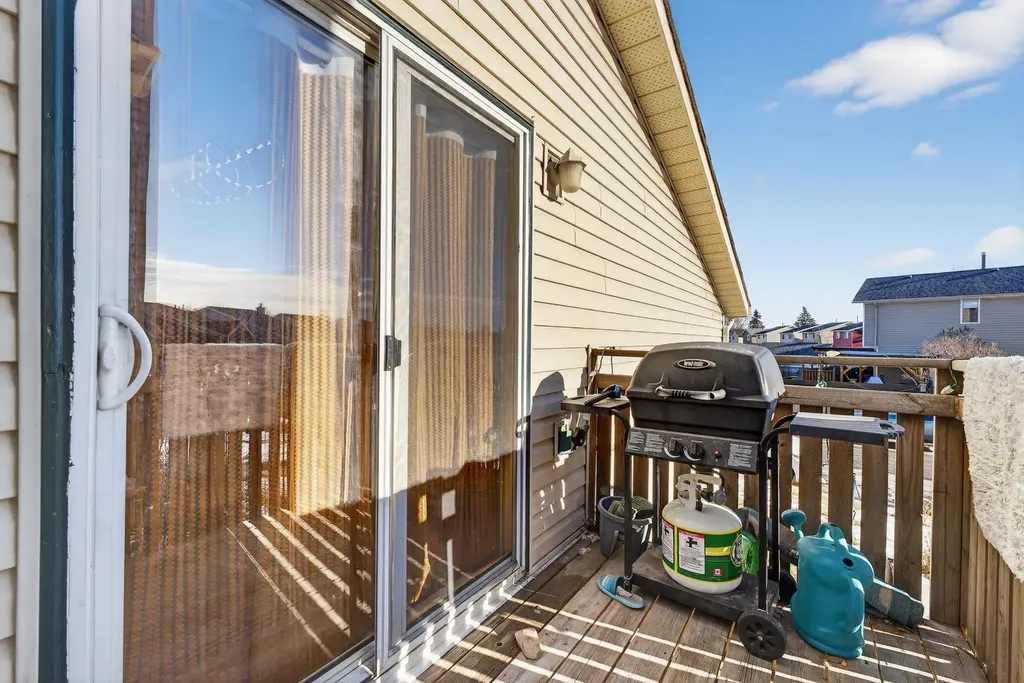 139 Castledale Way NE Calgary AB T3J 2A4
