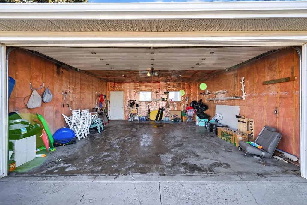 139 Castledale Way NE Calgary AB T3J 2A4
