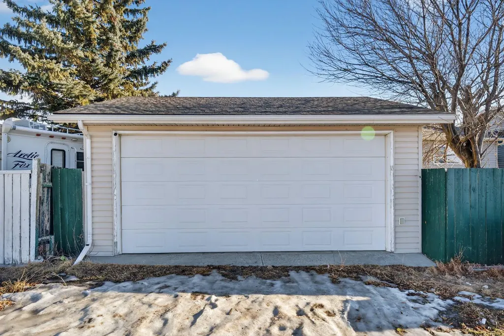 139 Castledale Way NE Calgary AB T3J 2A4
