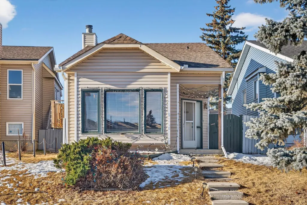 139 Castledale Way NE Calgary AB T3J 2A4