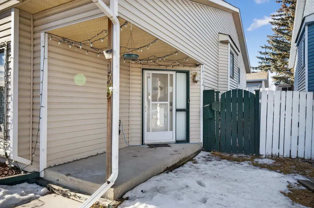 139 Castledale Way NE Calgary AB T3J 2A4
