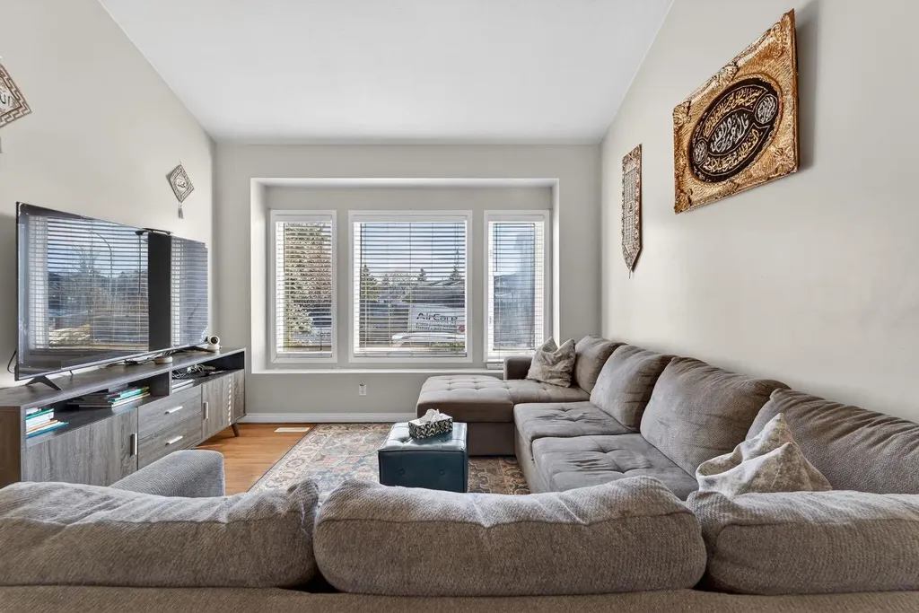 139 Castledale Way NE Calgary AB T3J 2A4