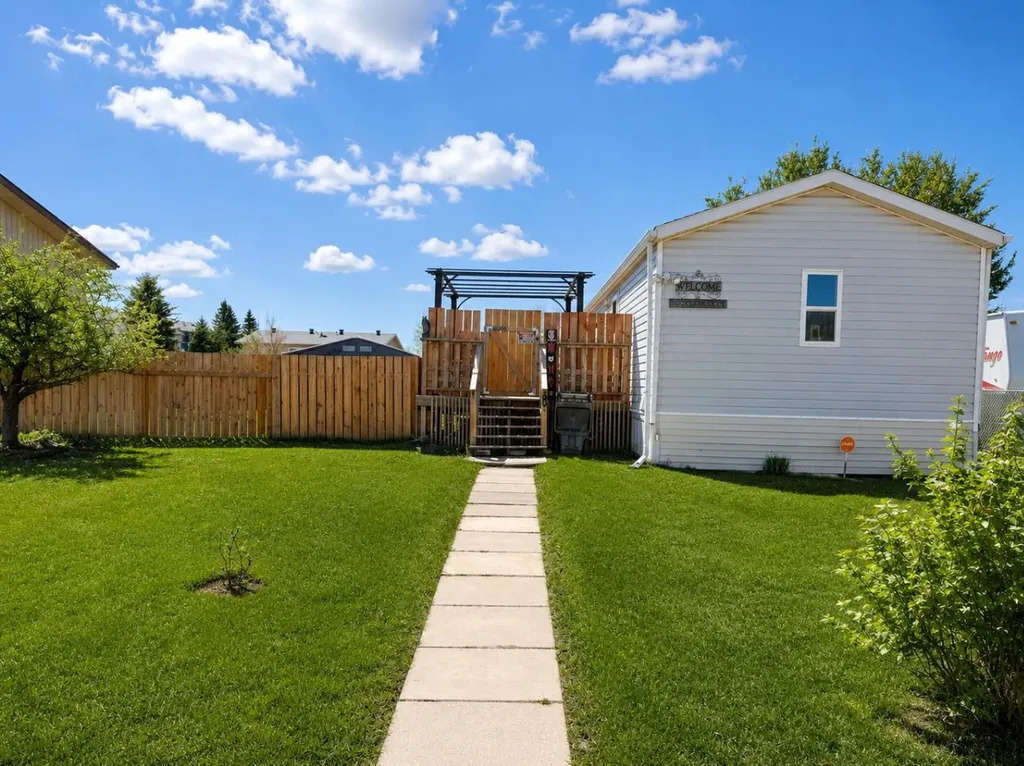 10 Auttreaux Drive Whitecourt AB T7S 1C8