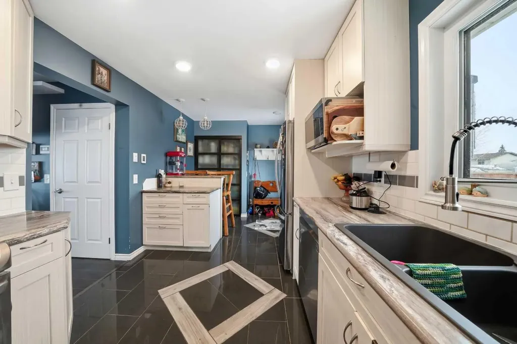 4707 44 Street Sylvan Lake AB T4S 1P5