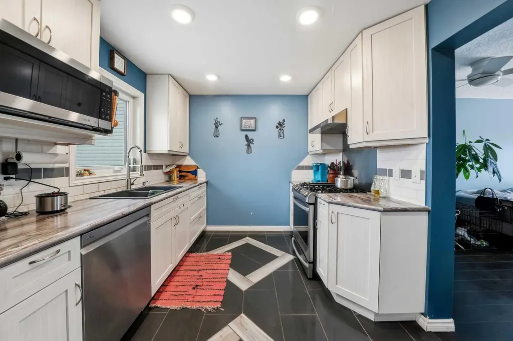 4707 44 Street Sylvan Lake AB T4S 1P5