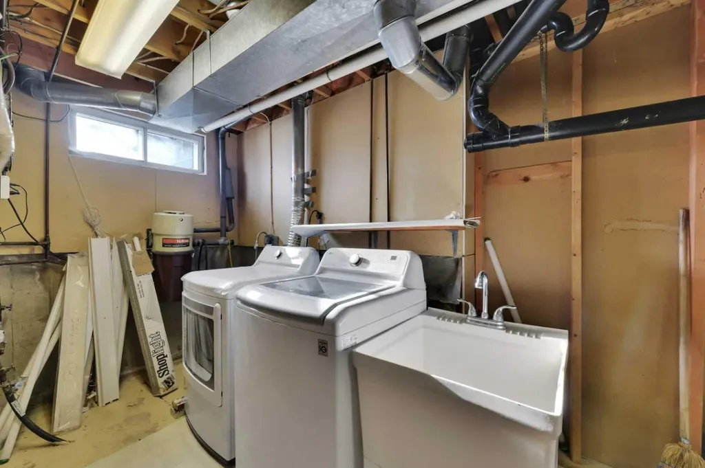 112 Barrett Drive Red Deer AB T4R 1J3