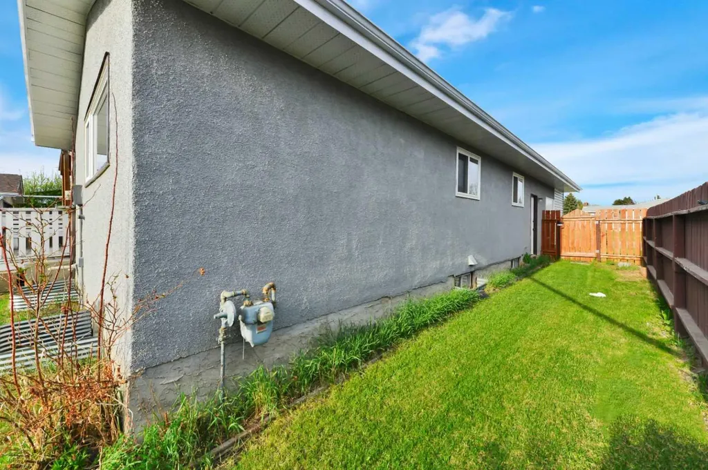112 Barrett Drive Red Deer AB T4R 1J3
