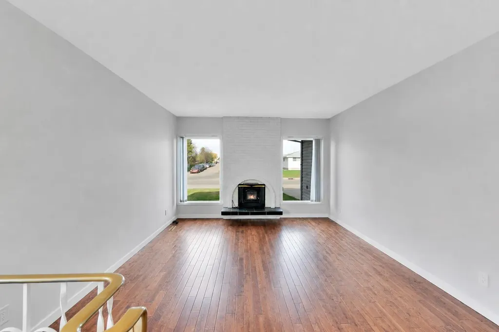 112 Barrett Drive Red Deer AB T4R 1J3