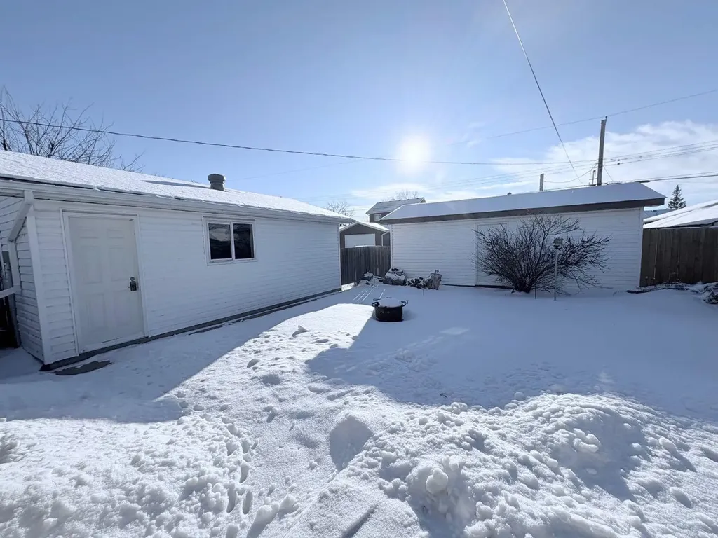 413 2 Avenue E Oyen AB T0J2J0