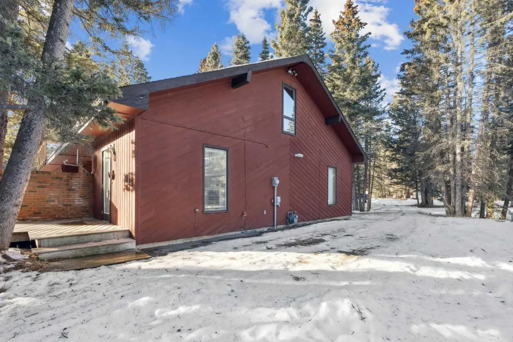 28 Wolf Drive Rural Rocky View County AB T3Z 1A3