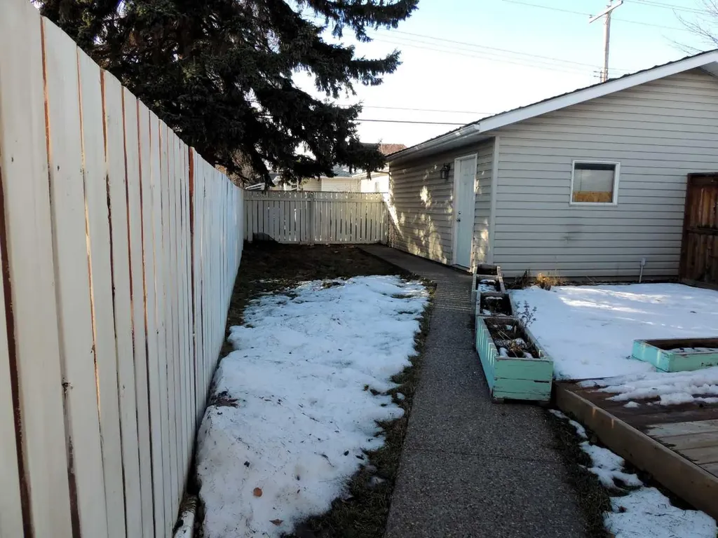 2713 Canmore Road NW Calgary AB T2M 4J6