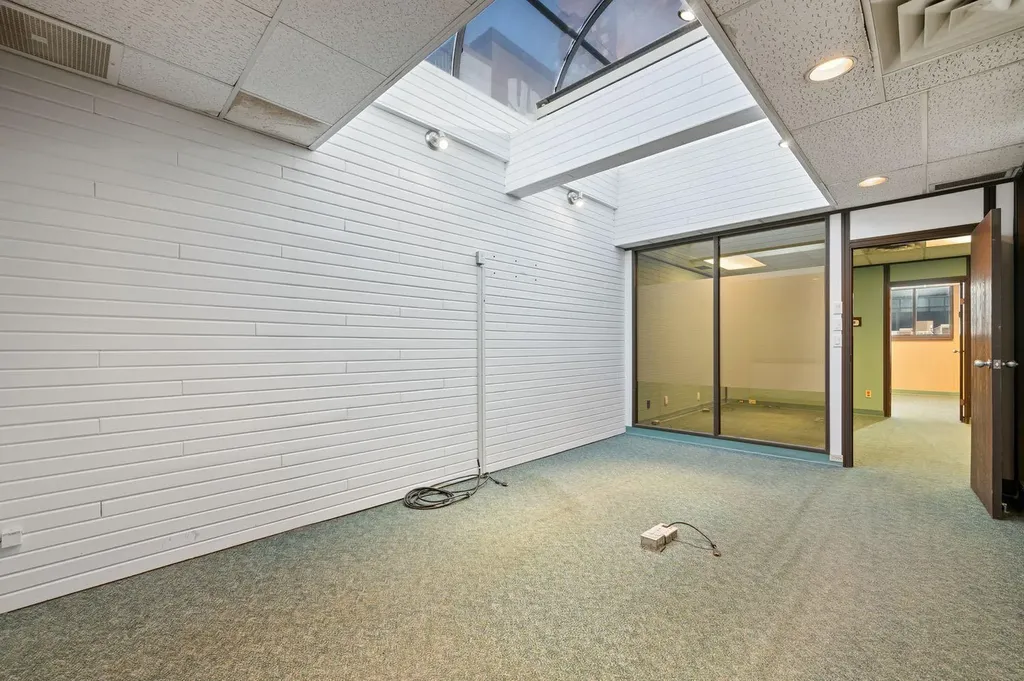 627 8 Avenue SW Calgary AB T2P 0W9