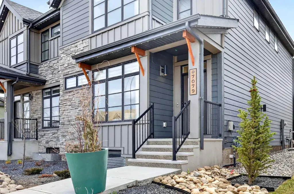 7079 Rangeview Avenue SE Calgary AB T3S 0R1