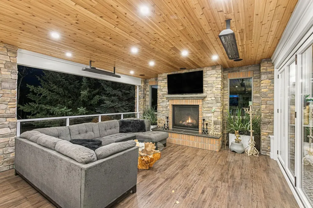 14 Pinehurst Drive Heritage Pointe AB T1S 4J3