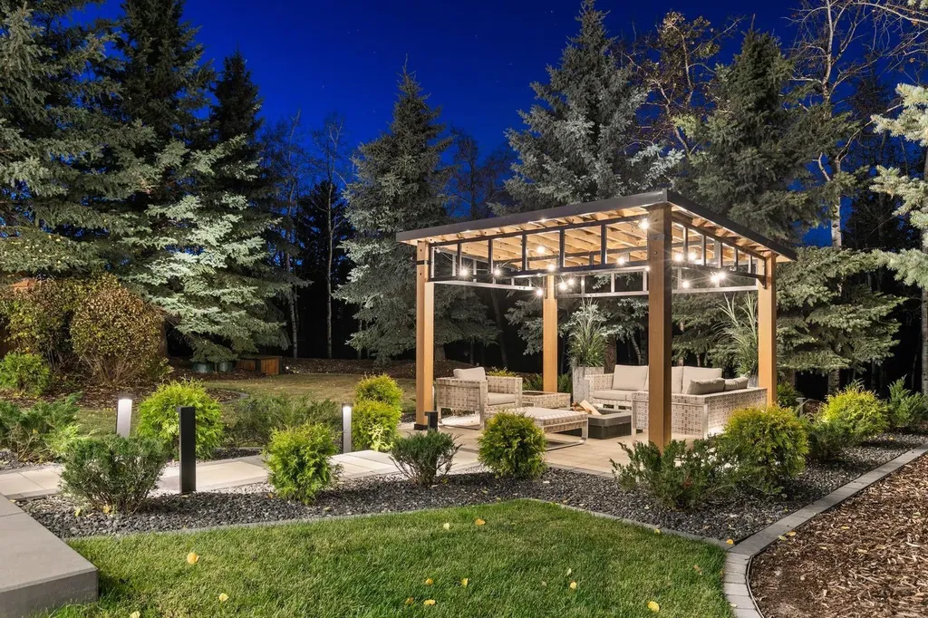 14 Pinehurst Drive Heritage Pointe AB T1S 4J3