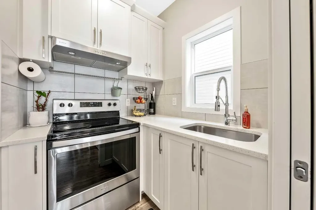 240 Lucas Crescent NW Calgary AB T3P 1M8