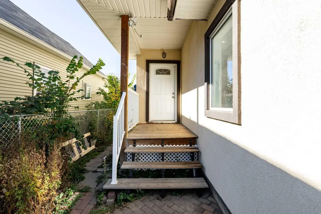 5140 51 Street Lacombe AB T4L 1H9