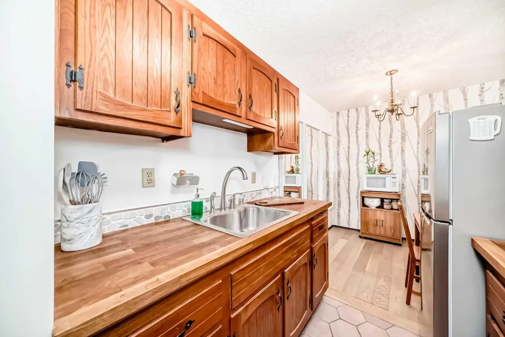 635 57 Avenue SW Calgary AB T2V 0H5