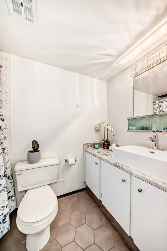 635 57 Avenue SW Calgary AB T2V 0H5