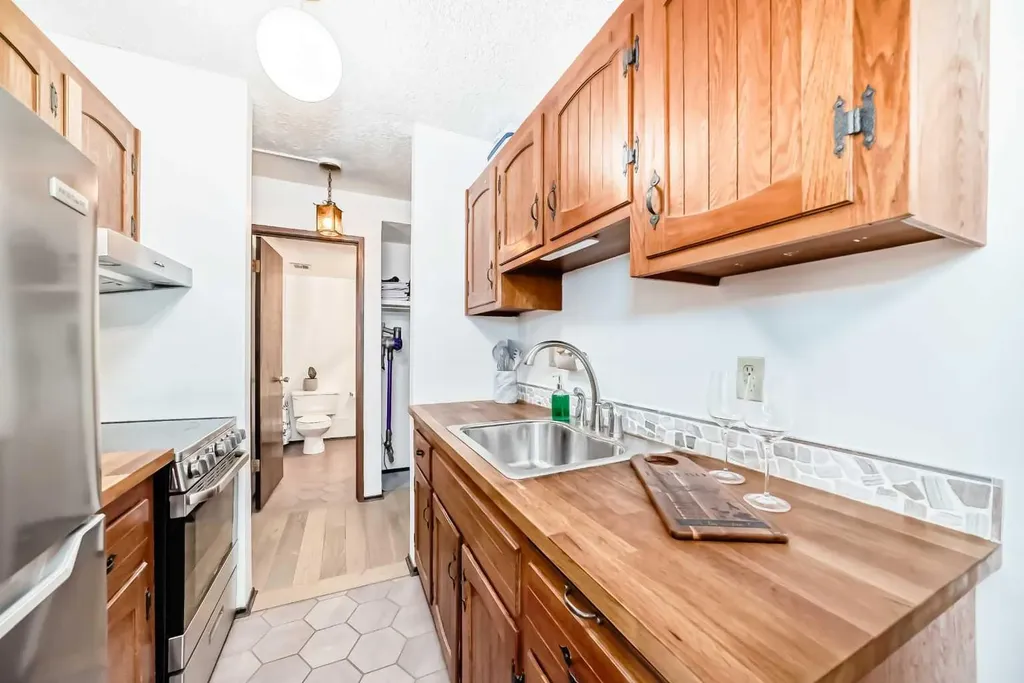 635 57 Avenue SW Calgary AB T2V 0H5