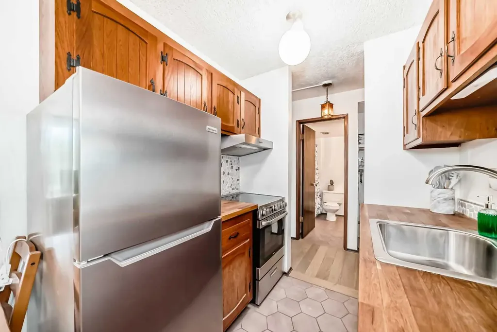 635 57 Avenue SW Calgary AB T2V 0H5