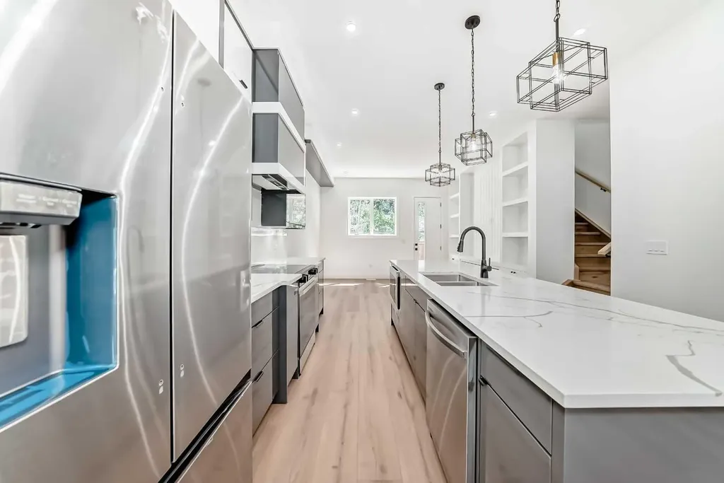2371 20 Avenue NW Calgary AB T2M 4C9