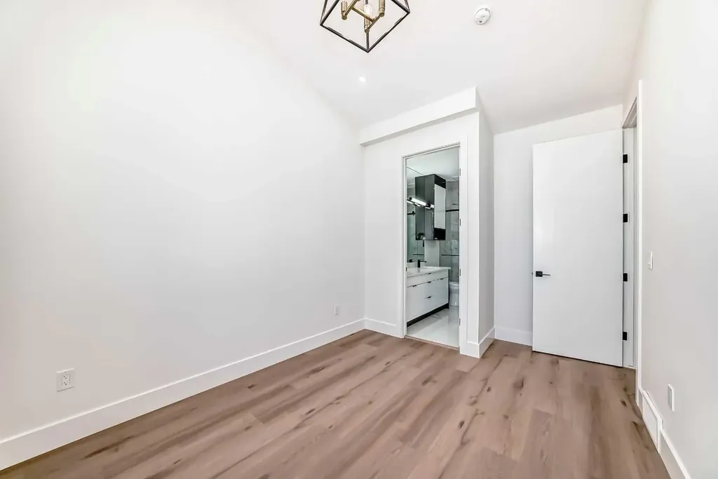 2371 20 Avenue NW Calgary AB T2M 4C9