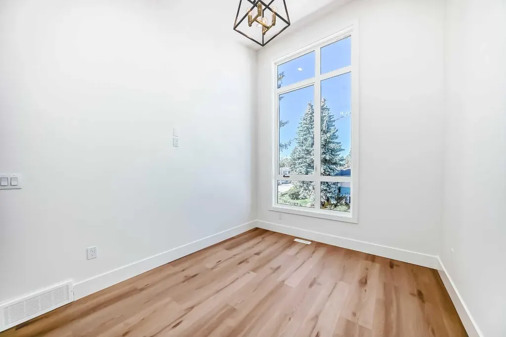 2371 20 Avenue NW Calgary AB T2M 4C9