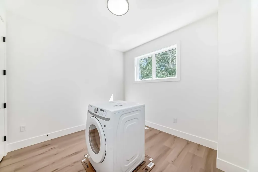 2371 20 Avenue NW Calgary AB T2M 4C9