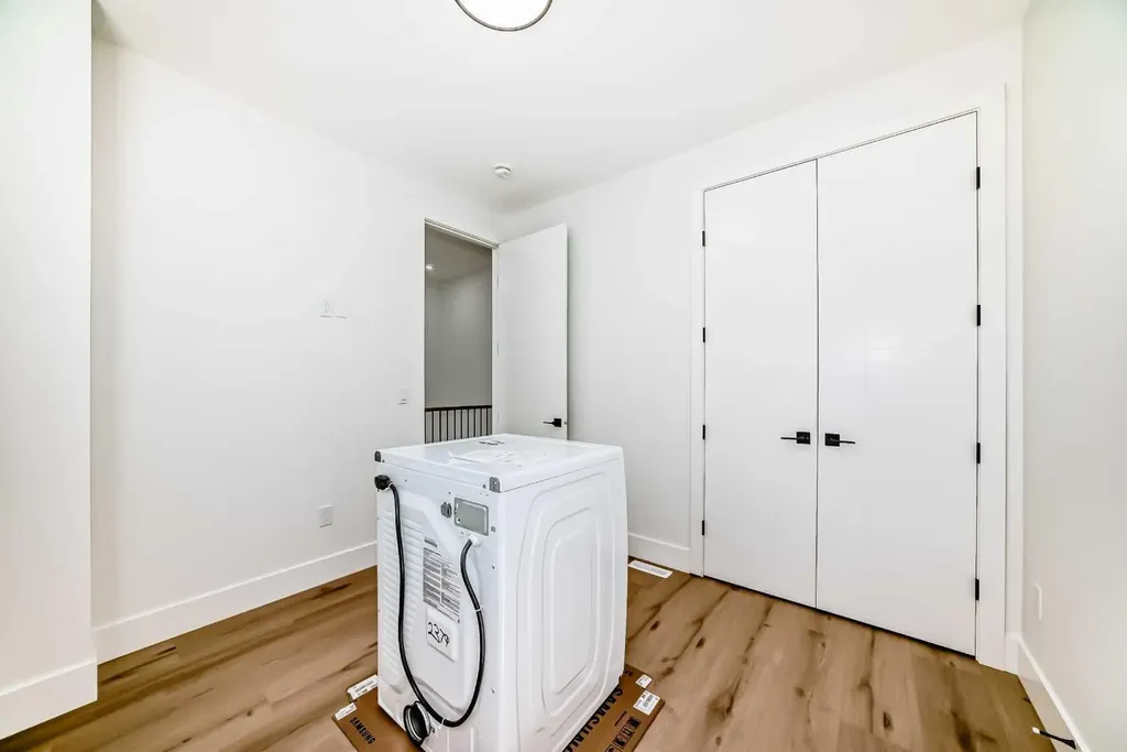 2371 20 Avenue NW Calgary AB T2M 4C9
