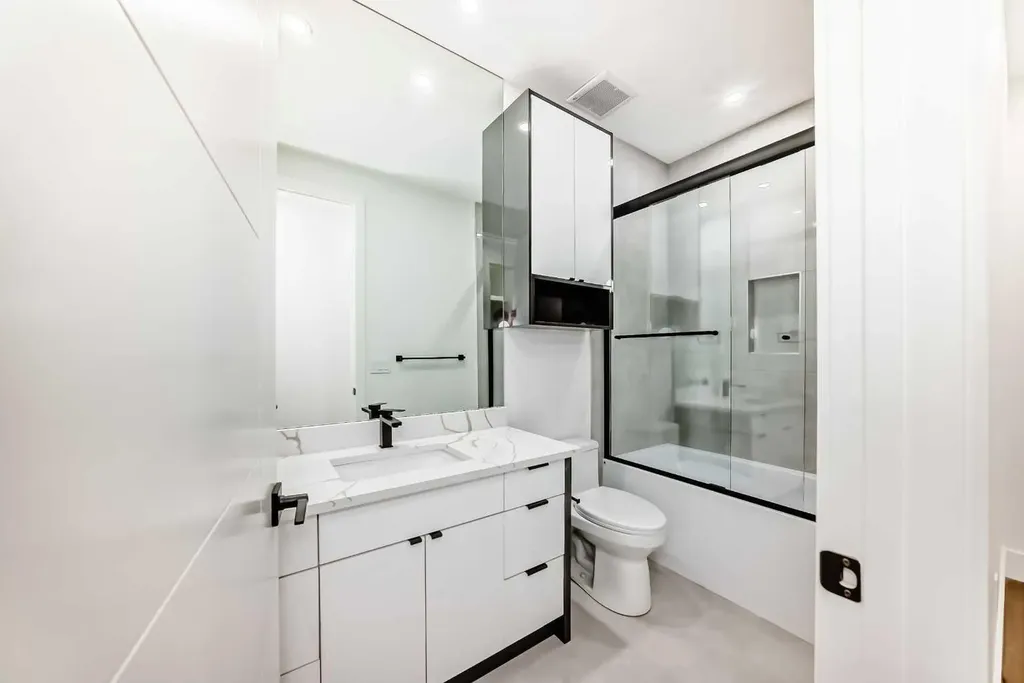2371 20 Avenue NW Calgary AB T2M 4C9