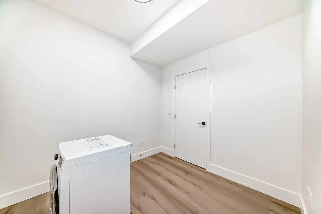 2371 20 Avenue NW Calgary AB T2M 4C9