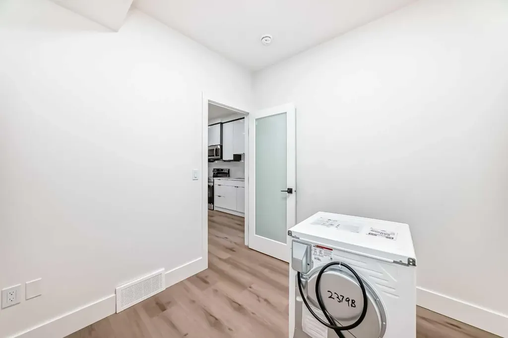 2371 20 Avenue NW Calgary AB T2M 4C9