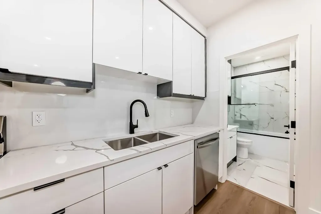 2371 20 Avenue NW Calgary AB T2M 4C9