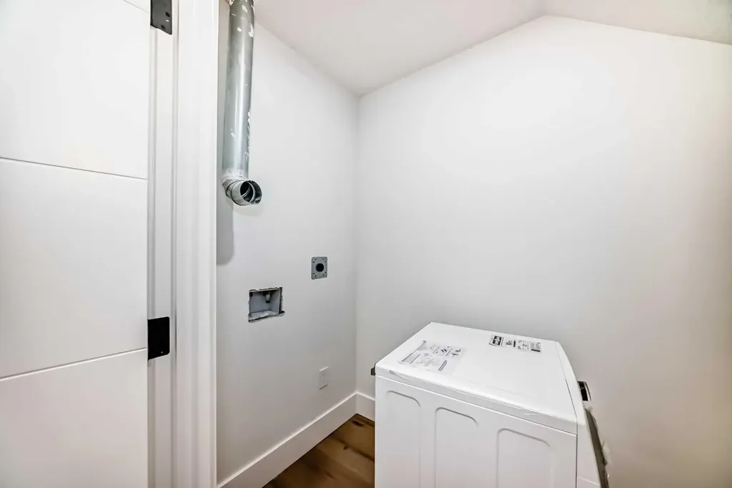 2371 20 Avenue NW Calgary AB T2M 4C9