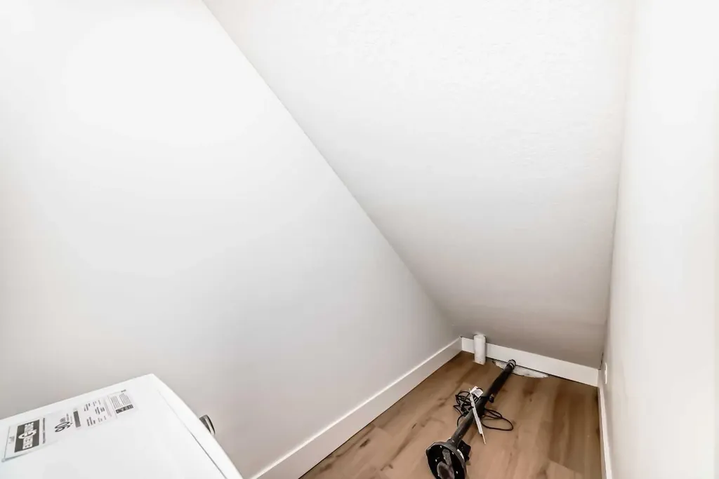 2371 20 Avenue NW Calgary AB T2M 4C9