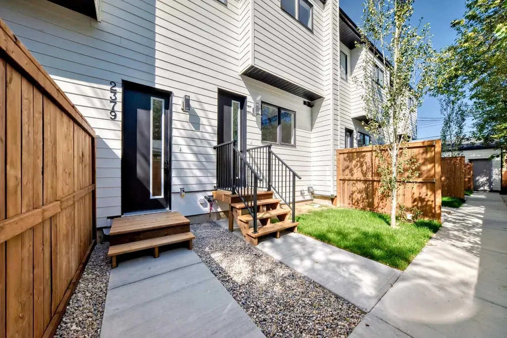2371 20 Avenue NW Calgary AB T2M 4C9