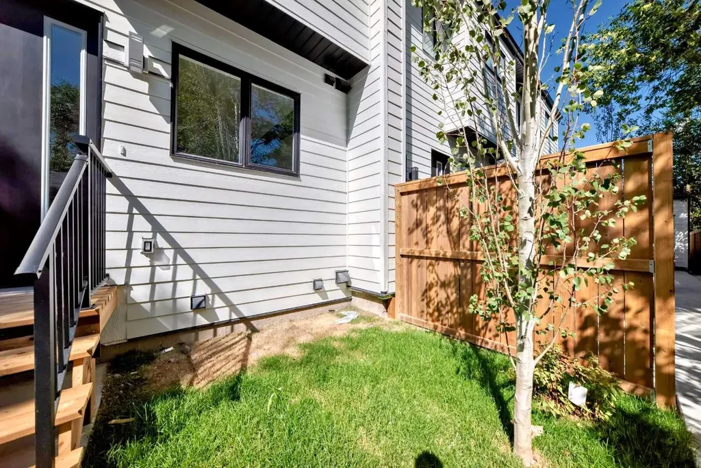 2371 20 Avenue NW Calgary AB T2M 4C9