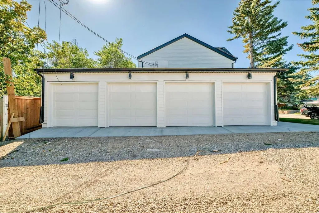 2371 20 Avenue NW Calgary AB T2M 4C9