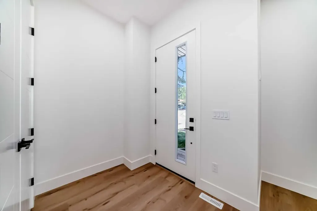 2371 20 Avenue NW Calgary AB T2M 4C9
