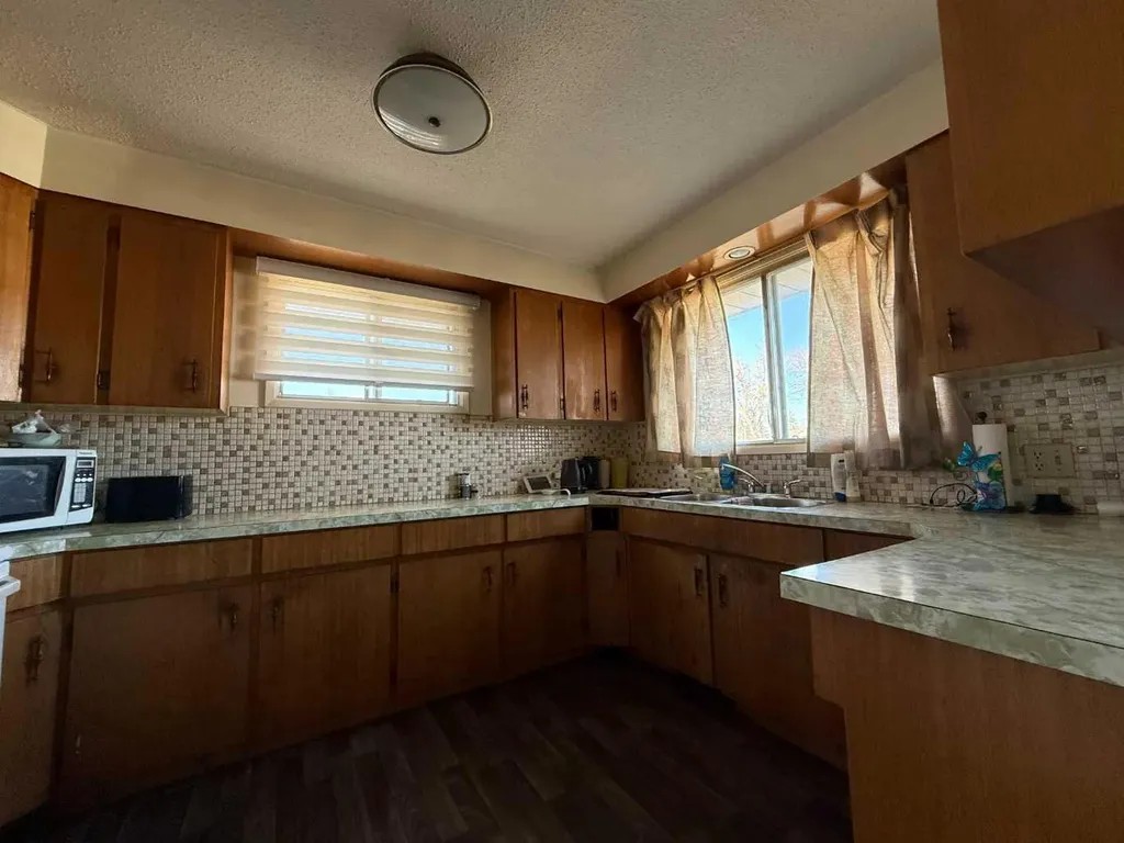 4815 52 Avenue Whitecourt AB T7S 1N2