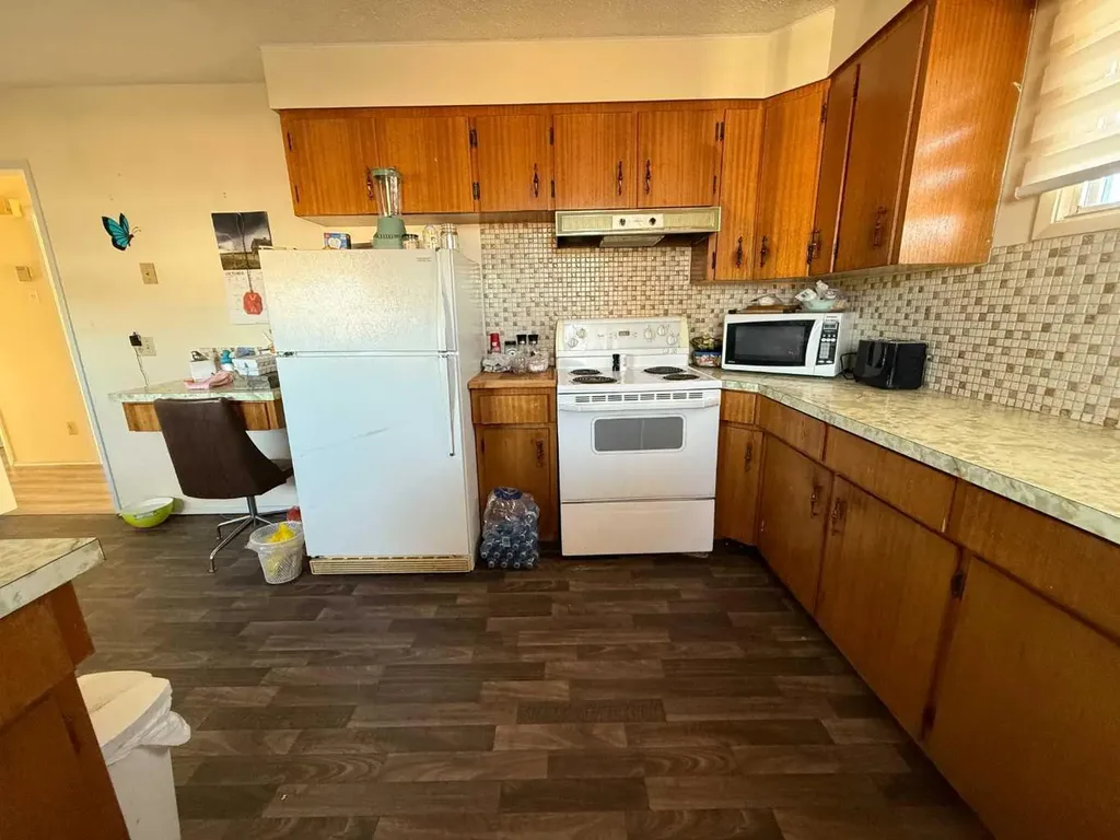 4815 52 Avenue Whitecourt AB T7S 1N2